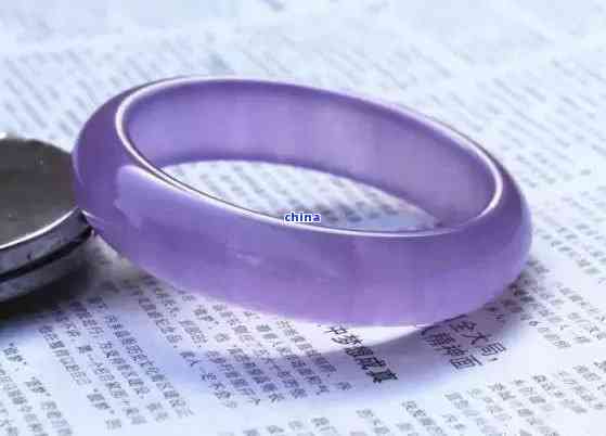 翡翠与蓝田玉相结合的紫色手镯：一款独具魅力的时尚选择