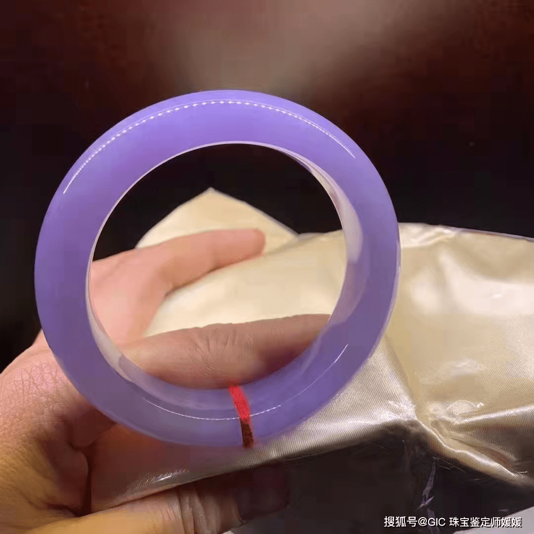 蓝田玉紫色手镯的颜色鉴别与挑选技巧：你真的了解吗？