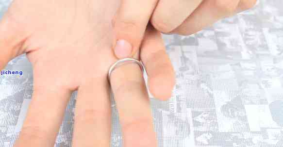 翡翠戒指用什么粘：粘合剂的选择与使用