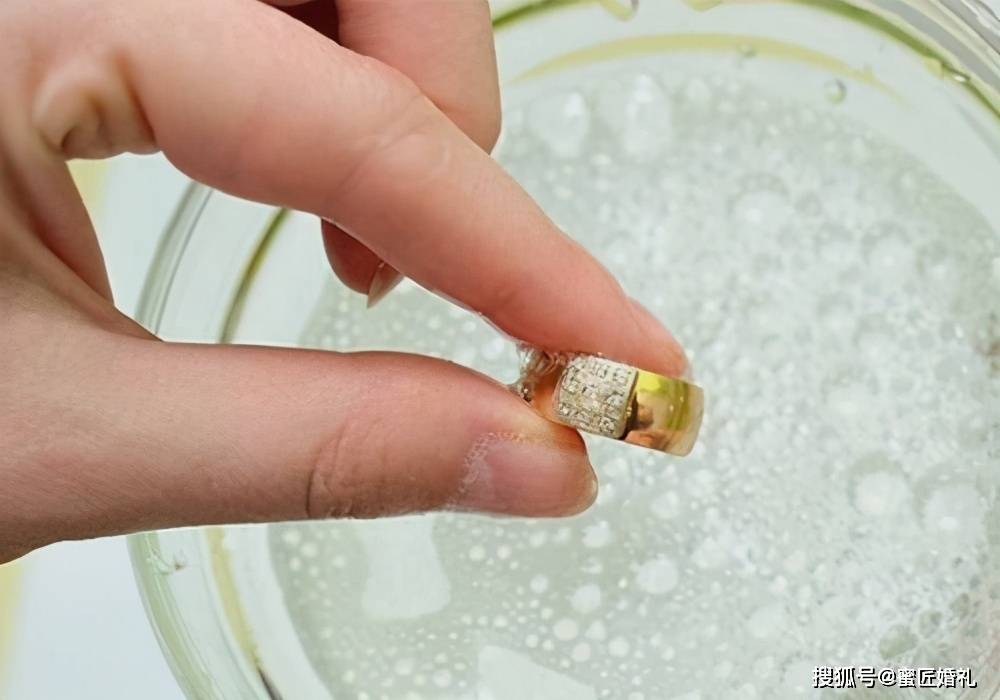 全方位指南：如何有效清洗翡翠戒指，轻松解决污渍问题