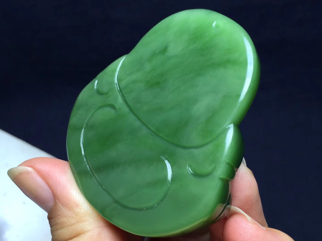 和田玉碧玉冰底菠菜绿老料：一种独特的玉石品种及其制作工艺解析