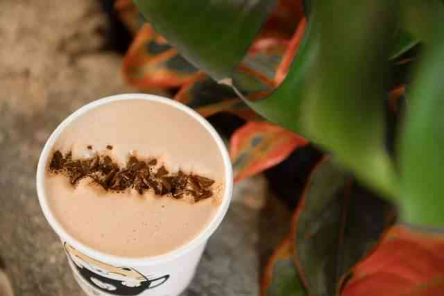 冬日暖阳下，普洱茶的暖陪伴：十冬腊月饮热普洱茶的健益处