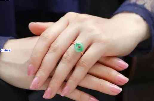 翡翠戒指环戴哪个手指好看：女，合适，手指比较好