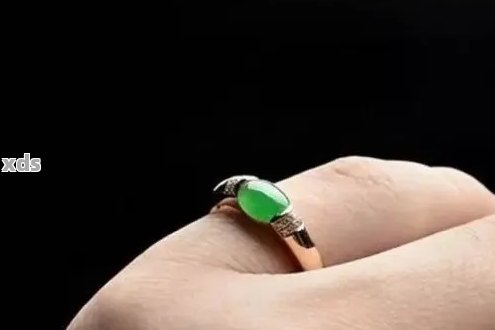 翡翠戒指环戴哪个手指好看：女，合适，手指比较好