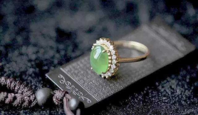 阿里回流珠宝市场：天然翡翠戒指二手价格一览