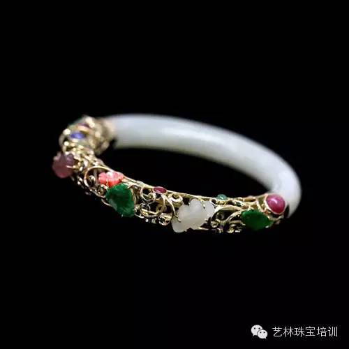 广州精美翡翠戒指定制：匠心独运的设计，尽显珠宝魅力