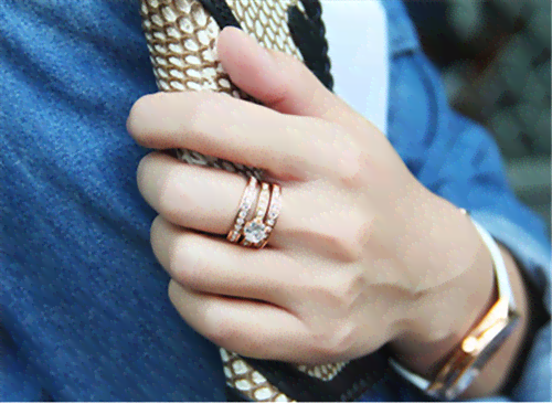 翡翠戒指搭配指南：戴在左手还是右手？为什么选择一只手戴翡翠戒指？