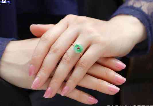 翡翠戒指搭配指南：戴在左手还是右手？为什么选择一只手戴翡翠戒指？