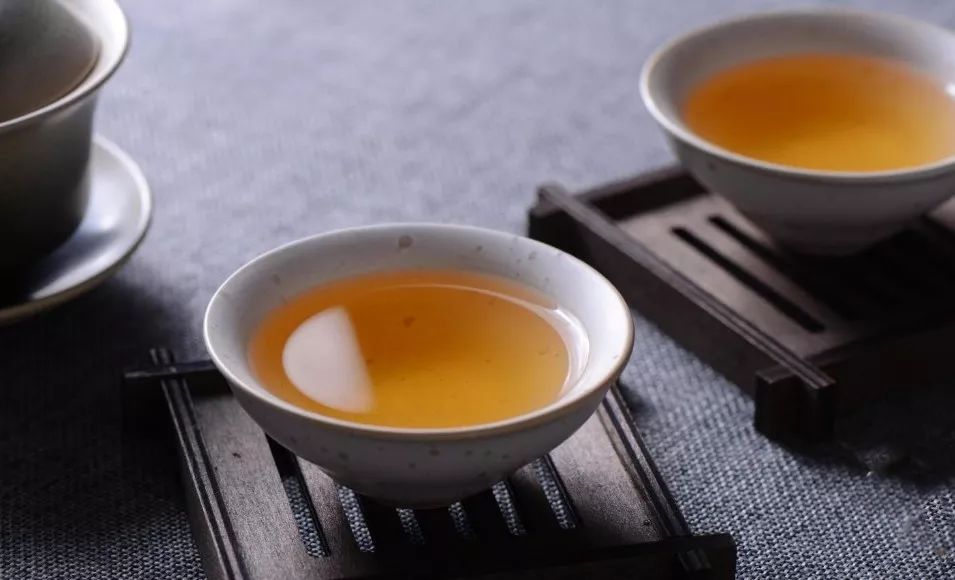 普洱茶为什么要压成茶饼：探究压制普洱茶饼的原因与意义