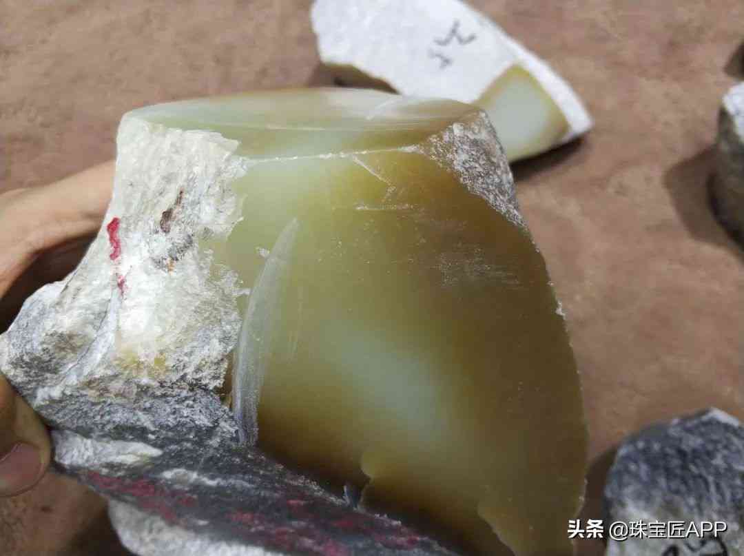 青海料和田玉与俄料哪个更好：区别与比较