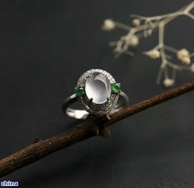独特设计翡翠戒指镶嵌：价值、费用与工艺之探析