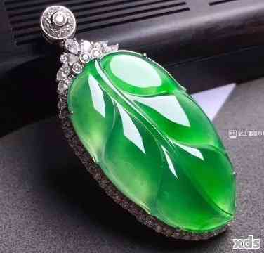 高冰晴绿翡翠：一种独特而稀有的宝石，你了解它的其他魅力吗？