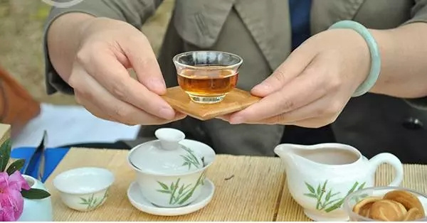 普洱茶对年轻人的健益处及其适用人群：全面了解多喝普洱茶的好处