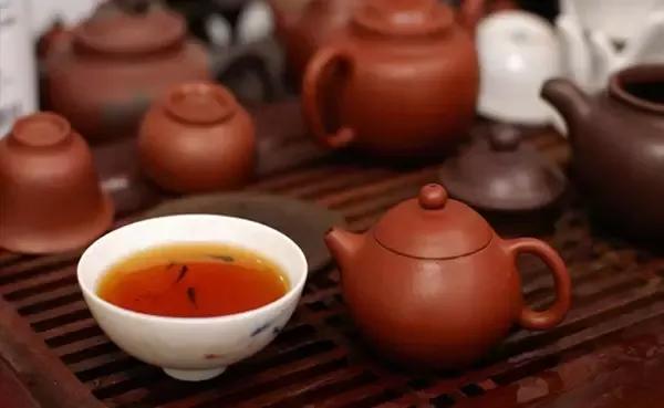 氏珍藏特色普洱茶：品味与传承的艺术