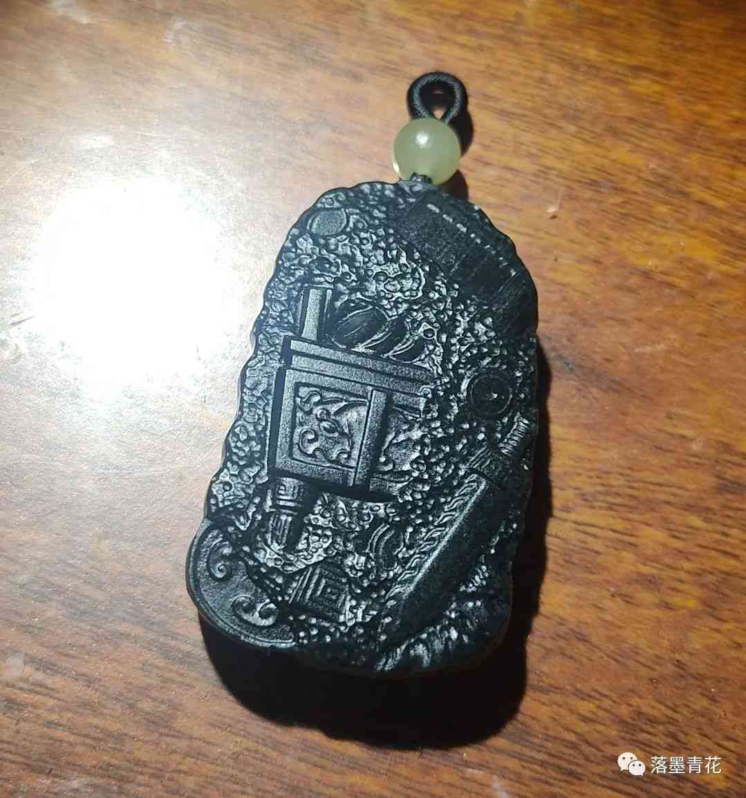 和田玉内部棉絮的散开与消失：时间因素的影响