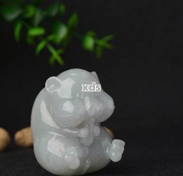 翡翠玉鼠：寓意吉祥的精致雕刻艺术品