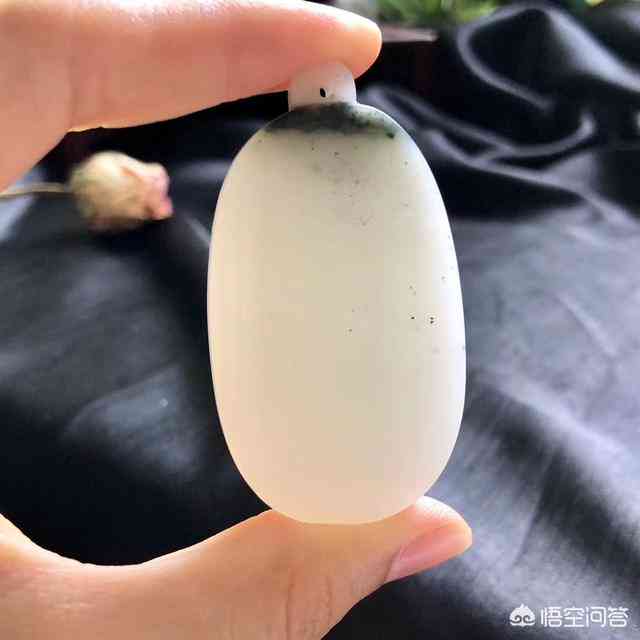 和田玉吊坠保养指南：使用正确的方法防止胶水黏住