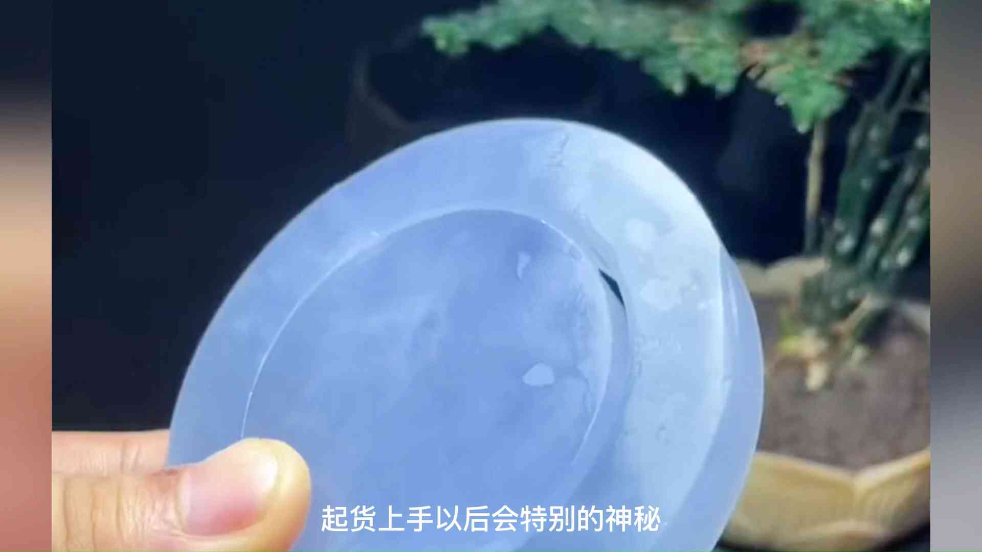 翡翠手镯紫色好吗？如何挑选适合自己的紫色翡翠手镯？