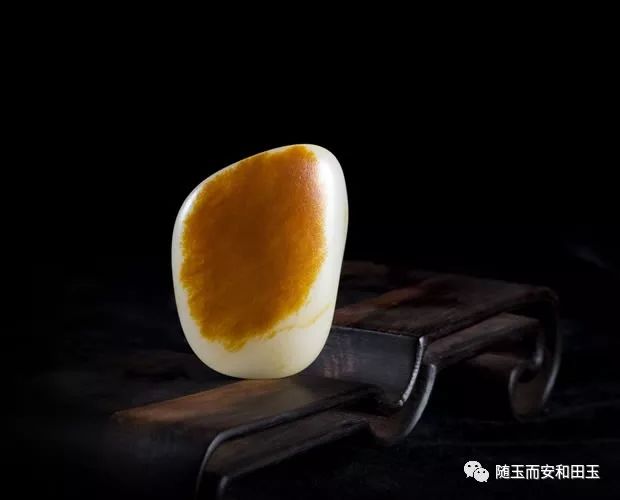 和田玉籽料中白玉与墨玉的价格比较：哪个更昂贵？