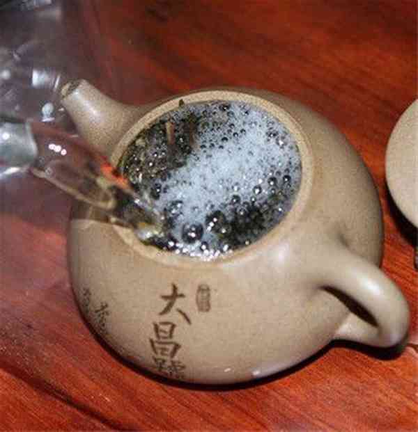 煮普洱茶上面有白色泡泡正常吗？普洱茶煮的时候有白色沫子是怎么回事？