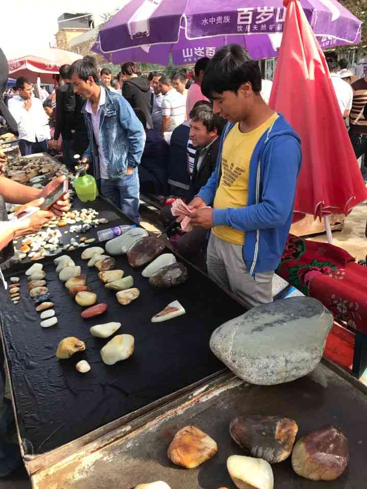 导游带领游客探索新疆和田玉市场，揭秘价格背后的奥秘