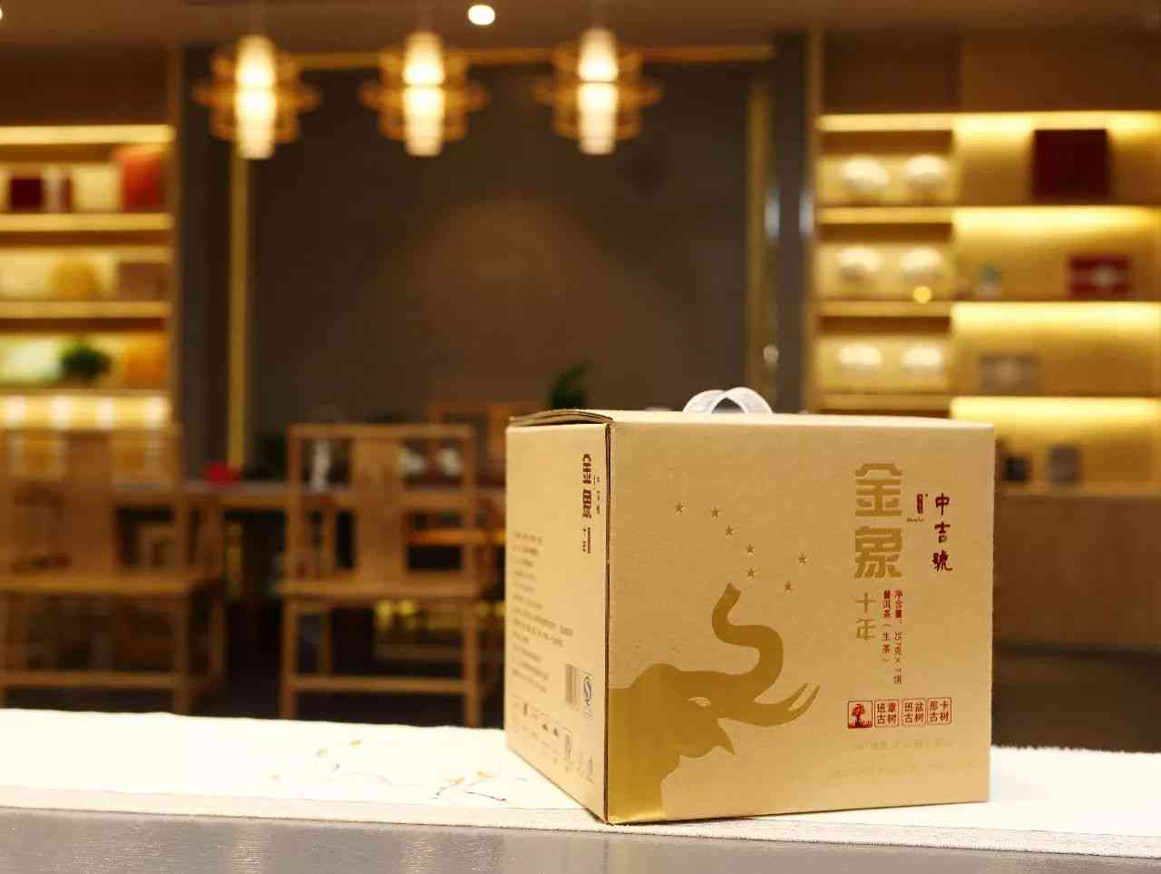 探寻普洱茶魅力：红帽女青年品鉴与选购指南