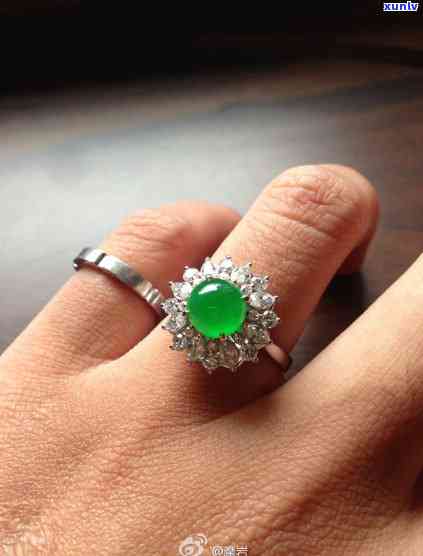 四爪镶嵌翡翠戒指款式：精美珠宝的独特魅力