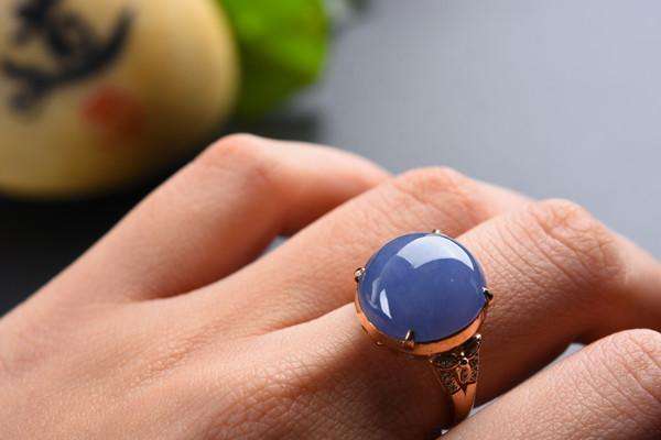 蓝色翡翠戒指8万值多少钱？贵吗？