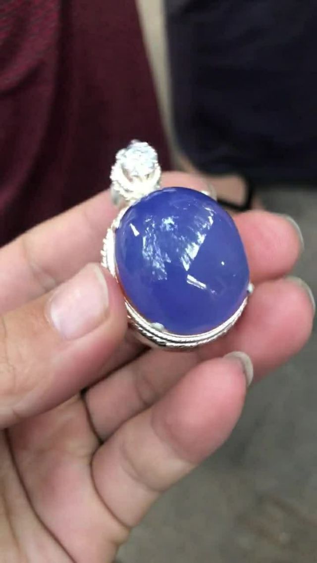 蓝色翡翠戒指8万贵吗