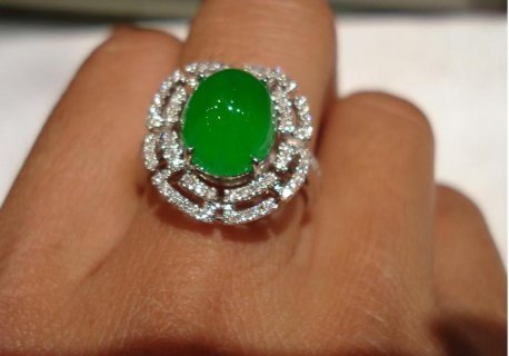 翡翠随形戒指镶嵌：精美款式与独特戒面的完美融合
