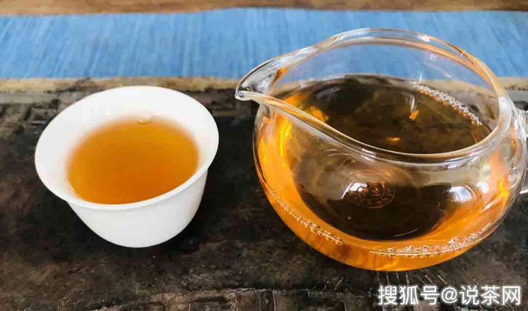 '普洱茶饼泡茶颜色黑色正常吗：探究普洱茶泡色背后的原因'