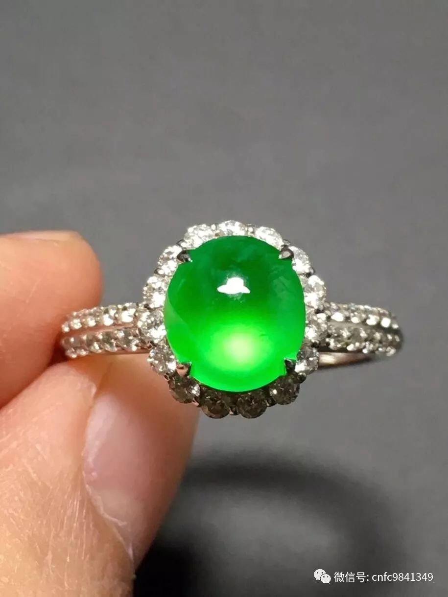 翠绿宝石镶嵌于精美绿蛋面戒指，阿里特价出售中