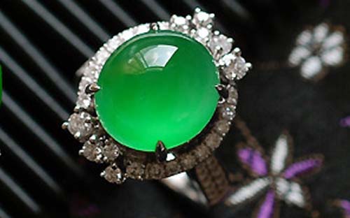 翠绿宝石镶嵌于精美绿蛋面戒指，阿里特价出售中