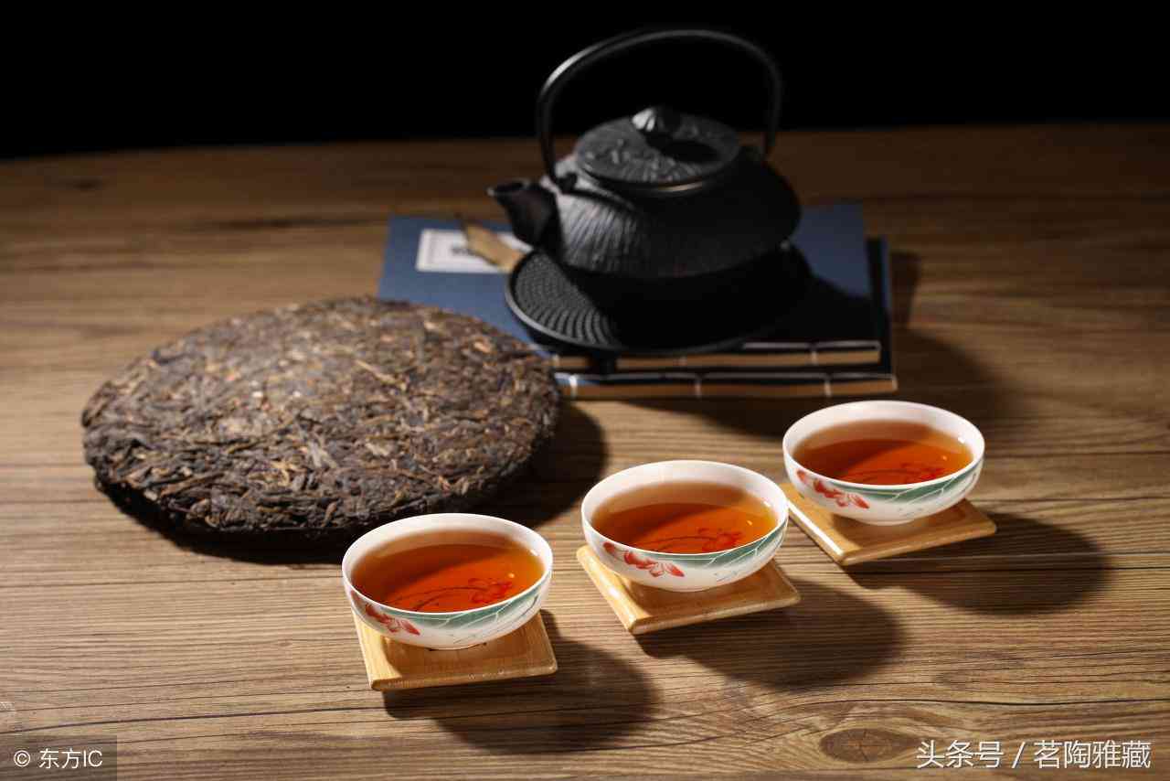 普洱茶饼泡水变黑：原因与正常现象解析