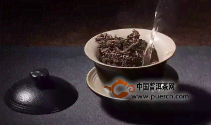 普洱茶饼泡水变黑：原因与正常现象解析