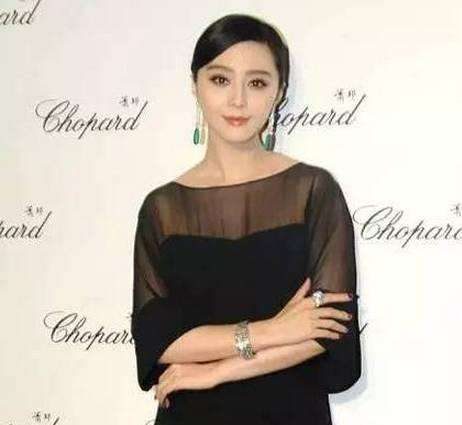 瞿颖在直播中展示的翡翠戒指是否为真品？