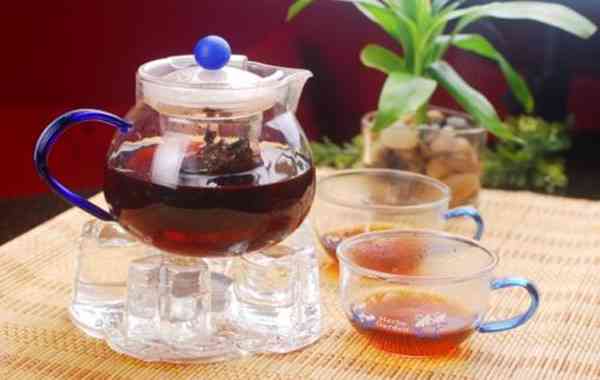 玻璃瓶与普洱茶：存放的适宜性及选择之道