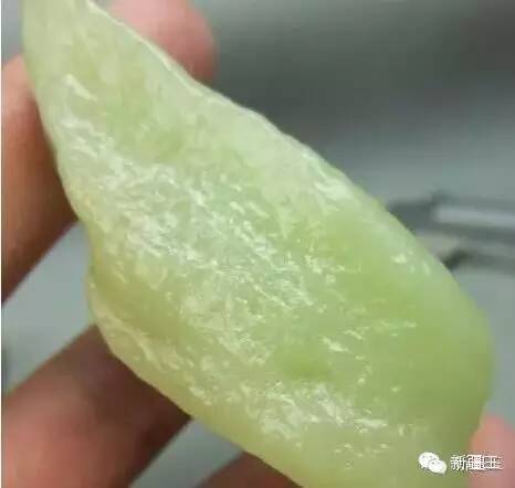 和田玉黄口料白的好吗：价值与品质并重，越黄越好？