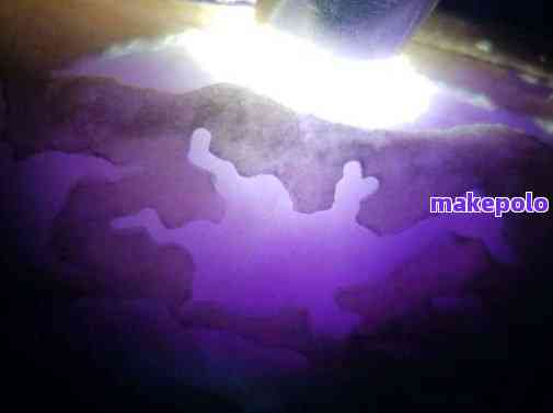 和田玉经紫光灯照射显紫色荧光现象，正常反应引人注目