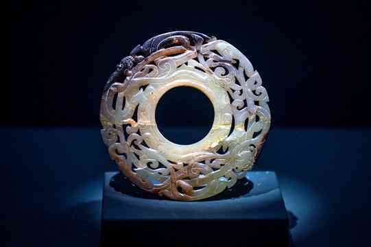 汉代双螭龙玉璧：东汉珍贵文物在拍卖中的惊艳表现