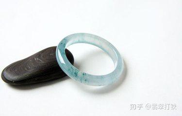 紫色翡翠手镯：如何评估其价值与价格？