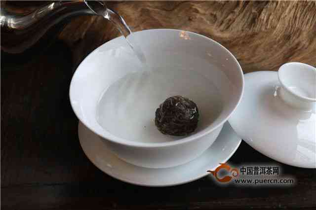 如何选择合适的容器来存和展示打开的普洱茶饼？