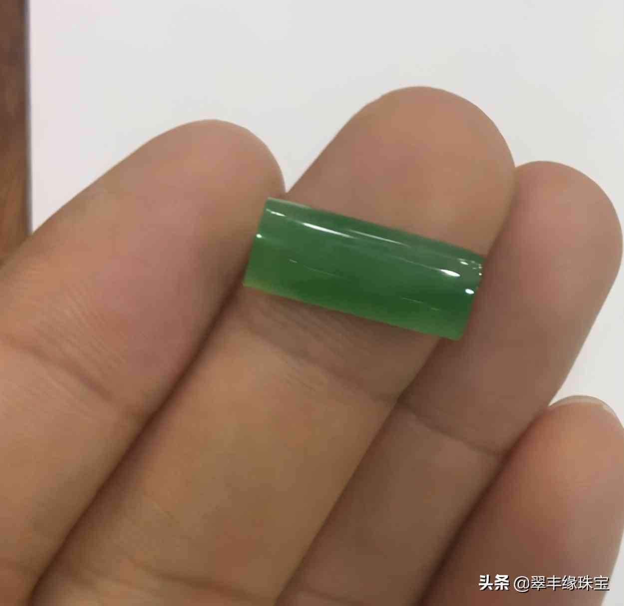 翡翠马鞍戒面：一般厚度与直径的关系探讨