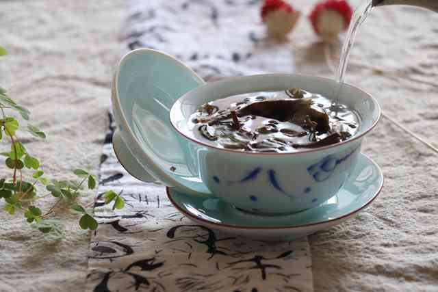 普洱茶适量饮用的时间与频率，如何平饮茶的好处和副作用？