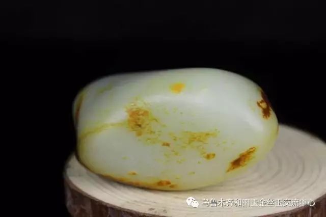 黄白老玉与和田玉硬度比较：哪个更硬？