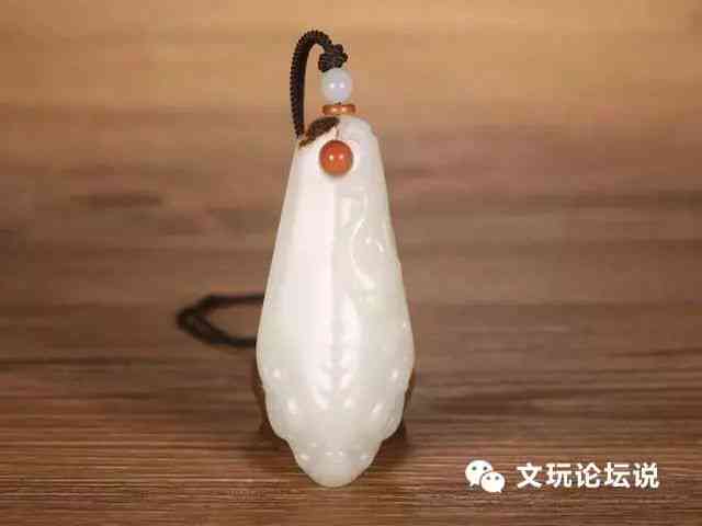 如何通过巧妙搭配和田玉吊坠，展现独特的美丽风格