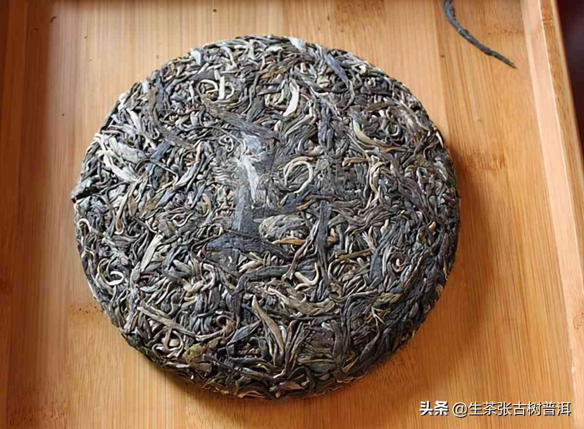 为什么普洱茶要压成一块大饼：探究普洱茶压制成茶饼的原因和意义