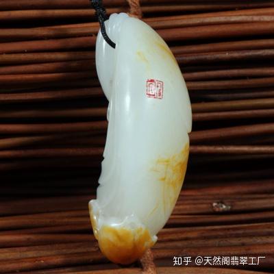 比较和田玉青海料和新疆料价格差异：哪个更昂贵？