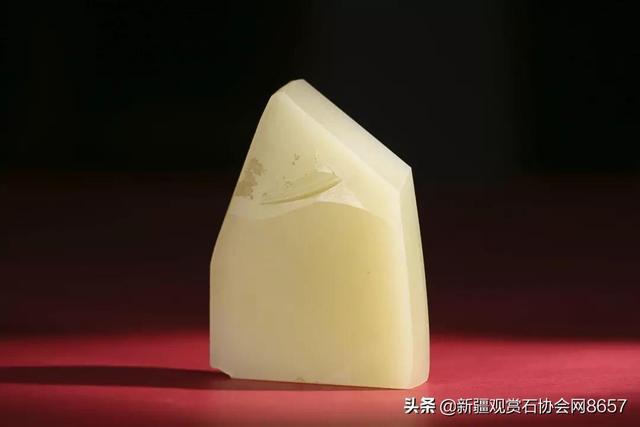 和田玉藕粉与黄口料对比：哪种更划算？