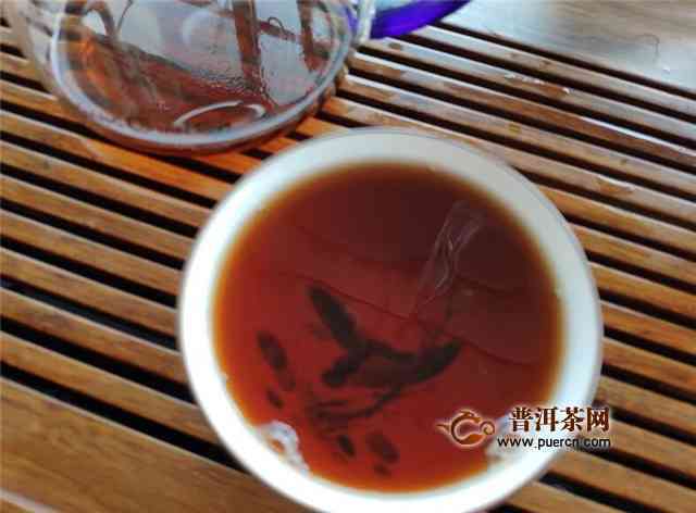 班章熟饼普洱茶价格13年，357克：班章普洱茶熟茶及生茶对比分析